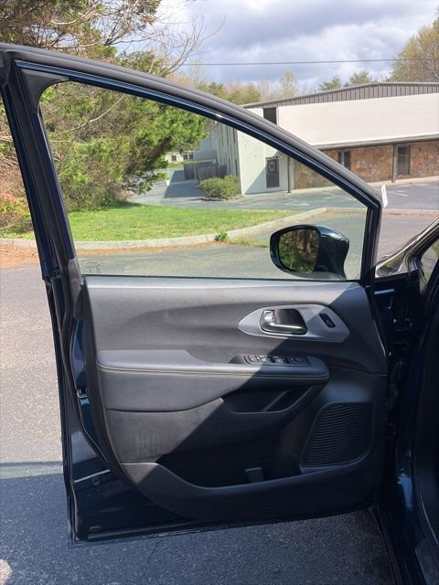 Used 2025 Chrysler Pacifica Limited image 12