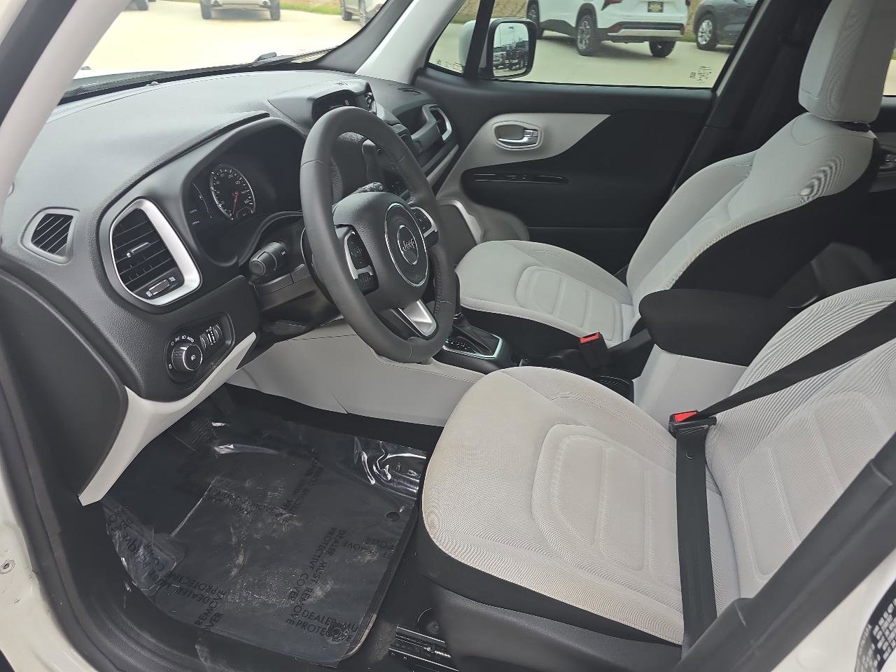 Used 2018 Jeep Renegade Latitude w/ Popular Equipment Group FWD image 20