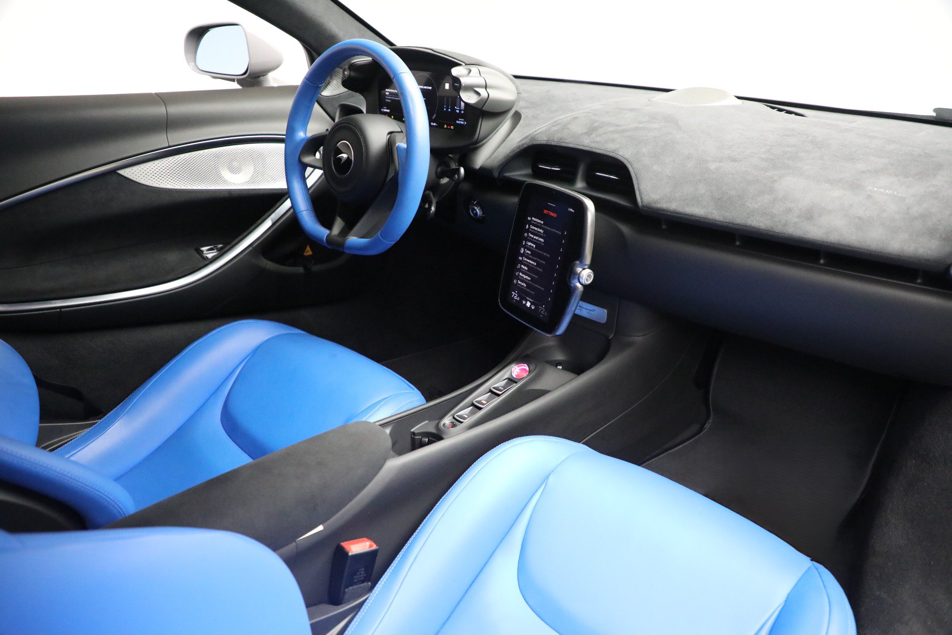 Used 2023 McLaren Artura RWD image 29