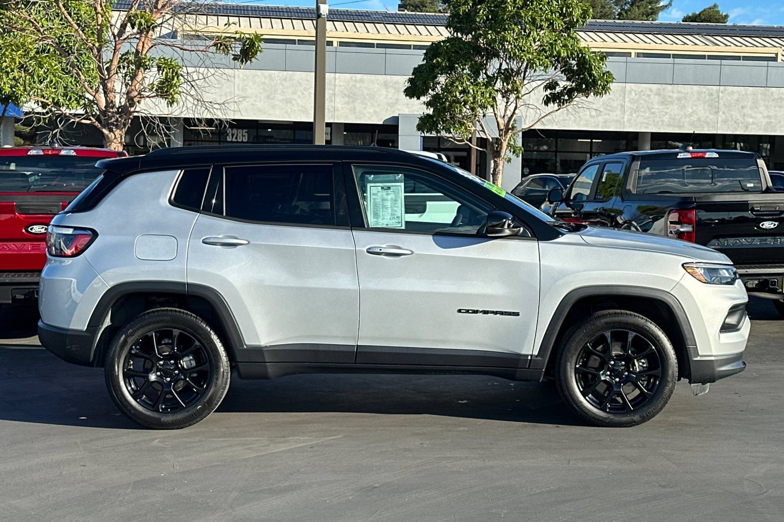 Certified 2024 Jeep Compass Latitude w/ Convenience Group AWD/4WD image 3