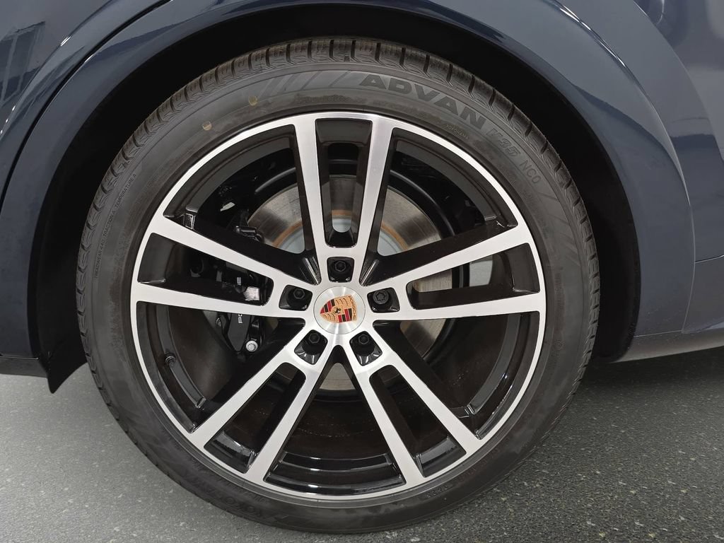New 2026 Porsche Cayenne GTS AWD/4WD image 28