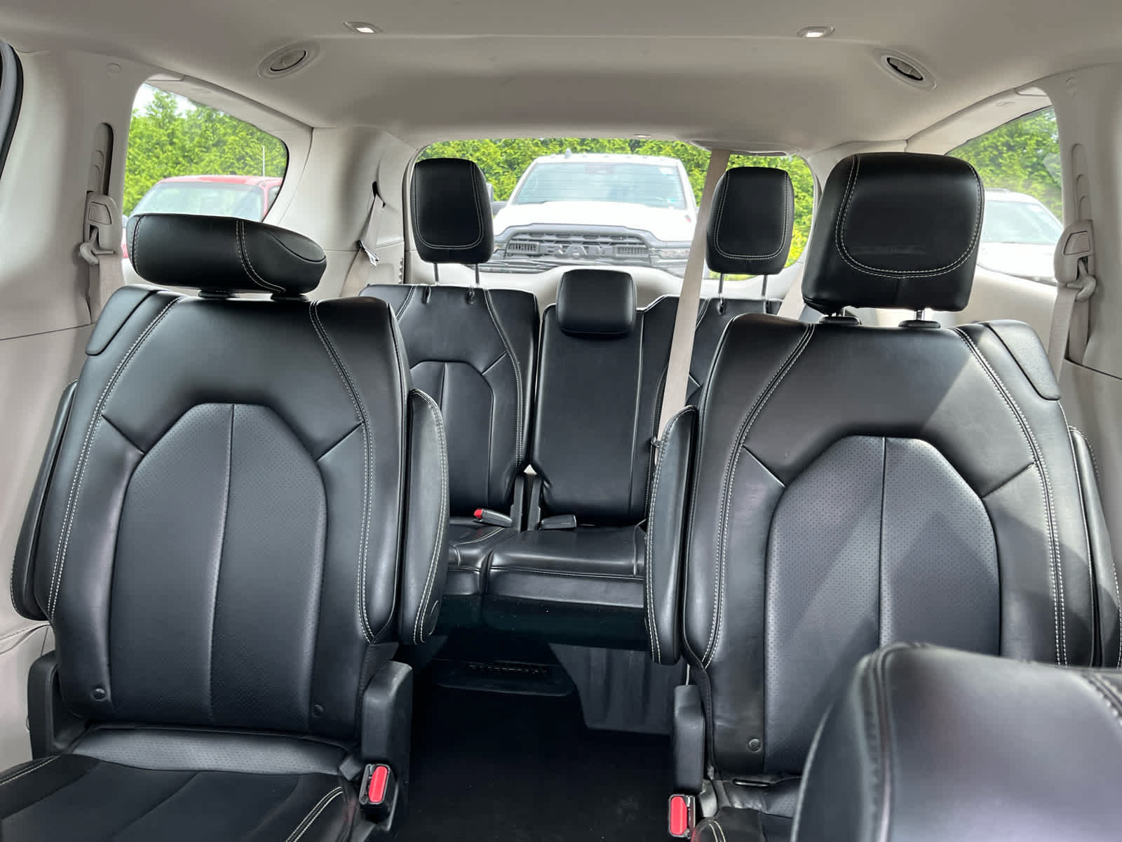 Used 2023 Chrysler Pacifica Touring-L FWD image 19