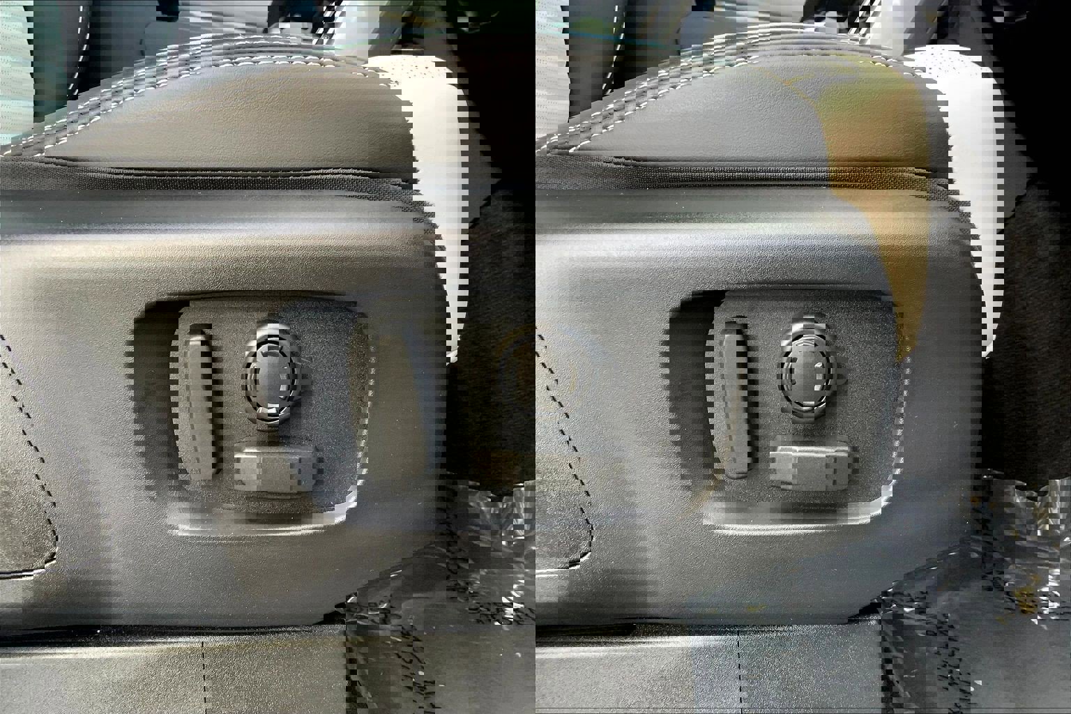 Used 2024 Land Rover Discovery Metropolitan Edition image 36