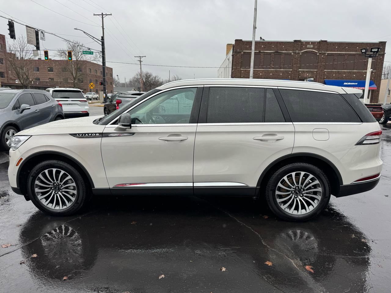 Used 2024 Lincoln Aviator Reserve w/ Equipment Group 201A image 8