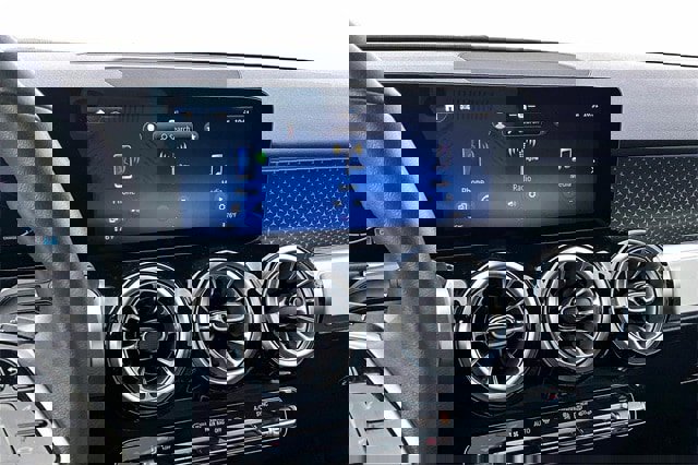 Used 2025 Mercedes-Benz GLB 250 250 image 12