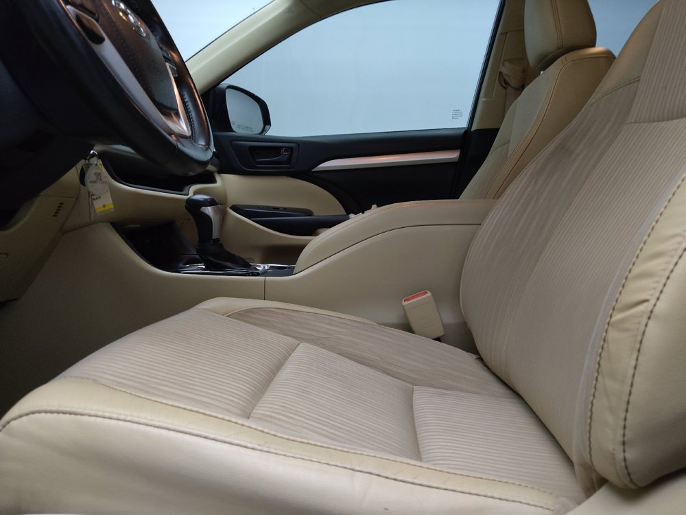 Used 2019 Toyota Highlander Plus FWD image 17