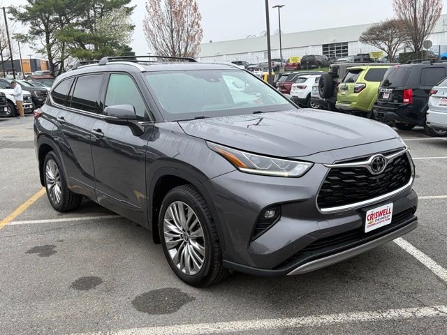 Used 2022 Toyota Highlander Platinum AWD/4WD image 2