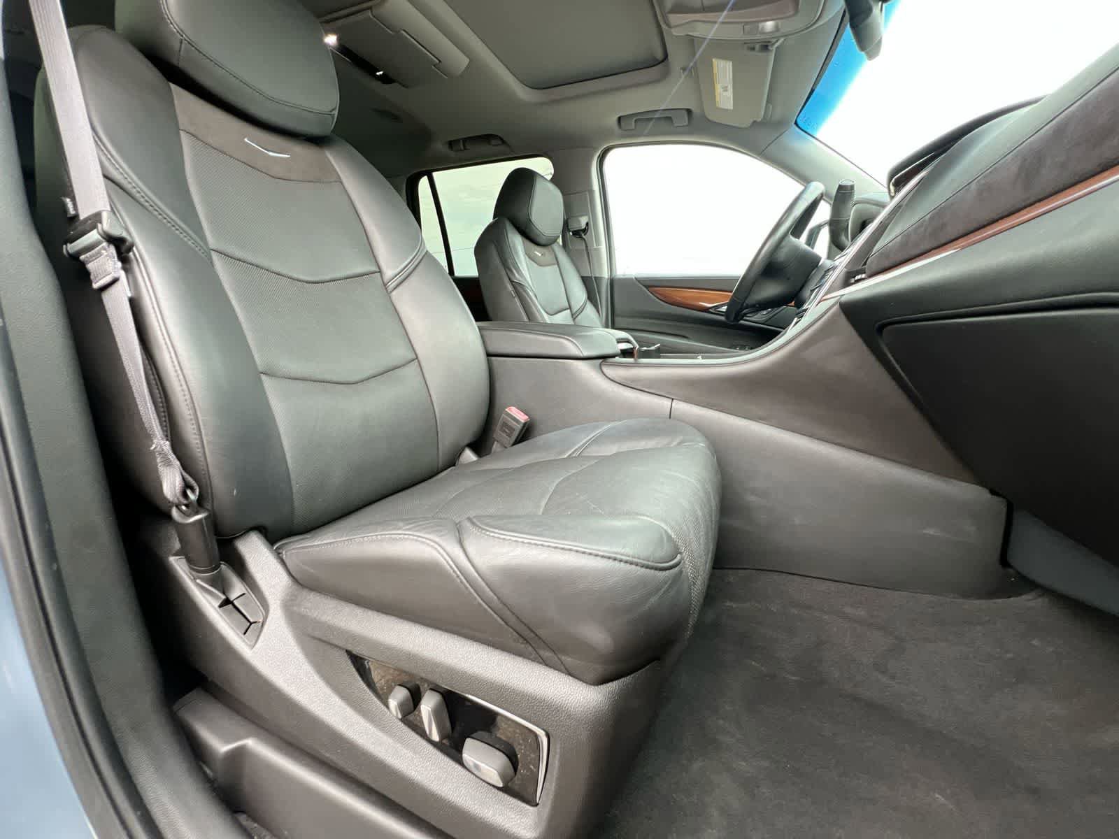 Used 2015 Cadillac Escalade Luxury AWD/4WD image 21