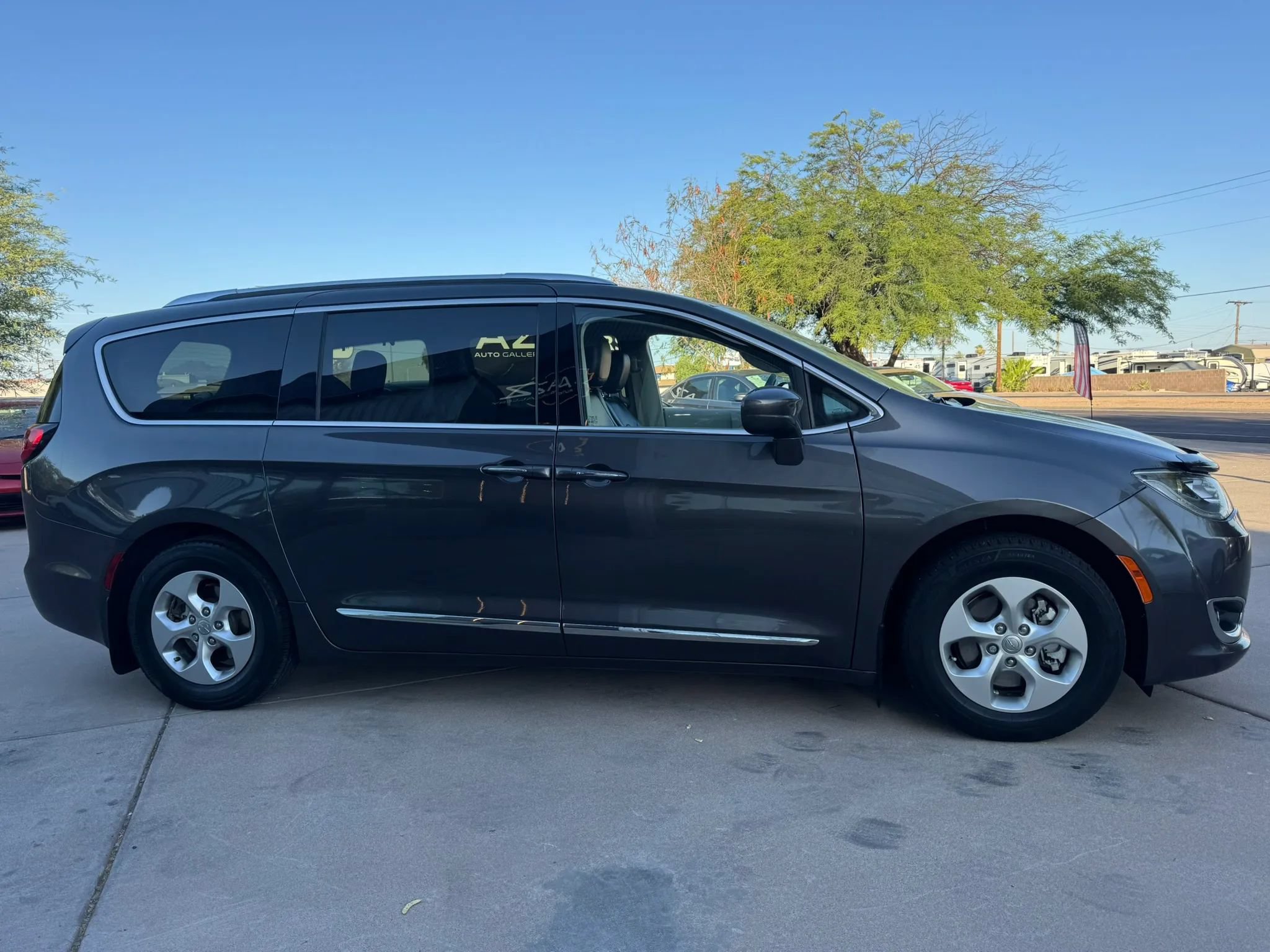 Used 2017 Chrysler Pacifica Touring-L Plus FWD image 5
