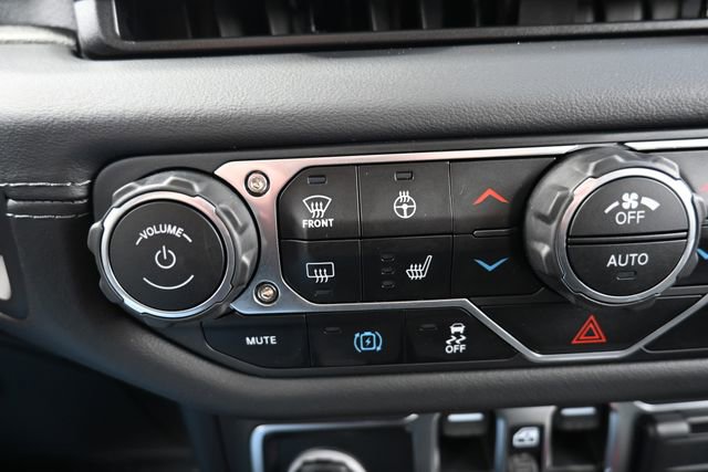 Used 2025 Jeep Wrangler Sahara image 32