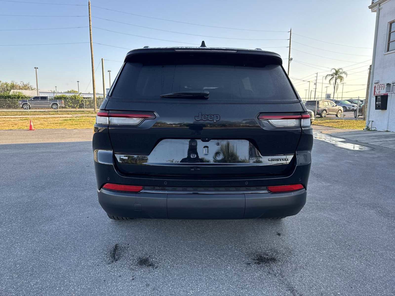 Used 2023 Jeep Grand Cherokee L Limited w/ Black Appearance Package image 5