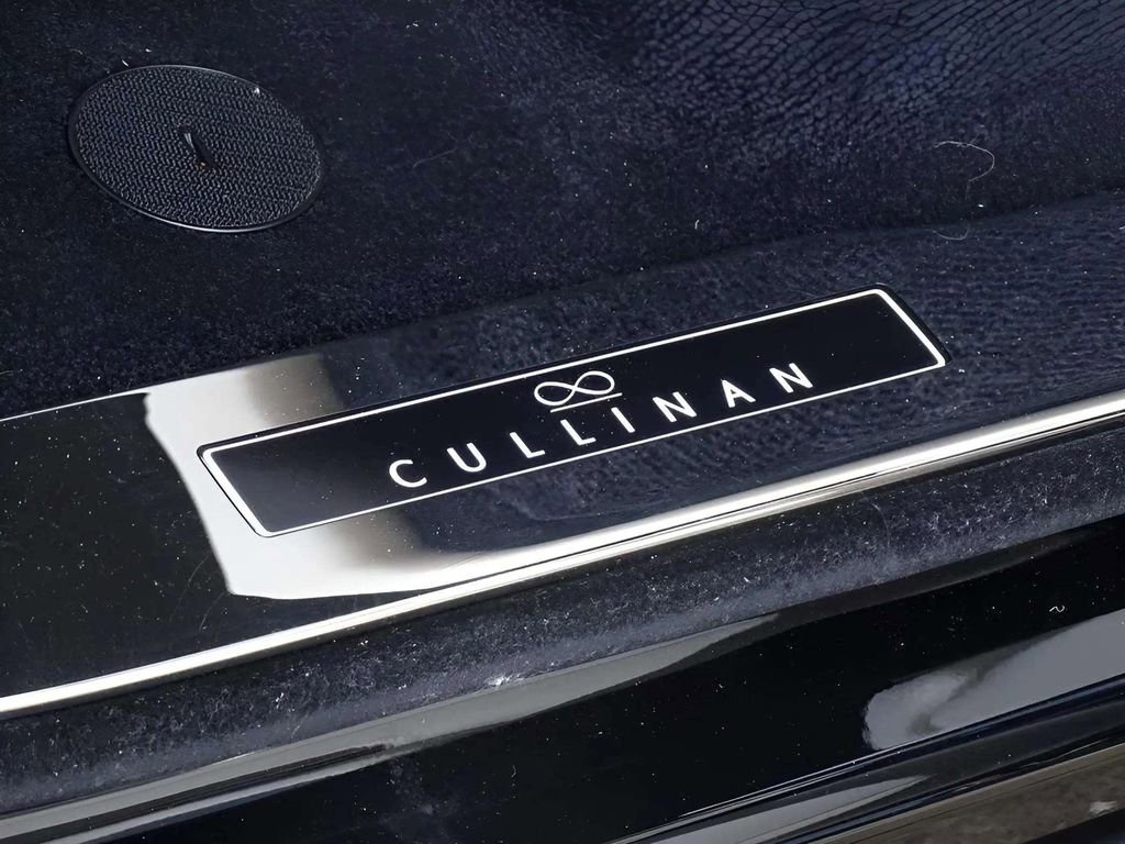 Used 2023 Rolls-Royce Cullinan Black Badge image 9
