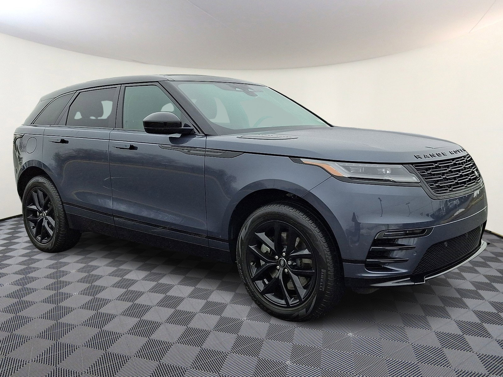 Used 2025 Land Rover Range Rover Velar Dynamic SE image 5