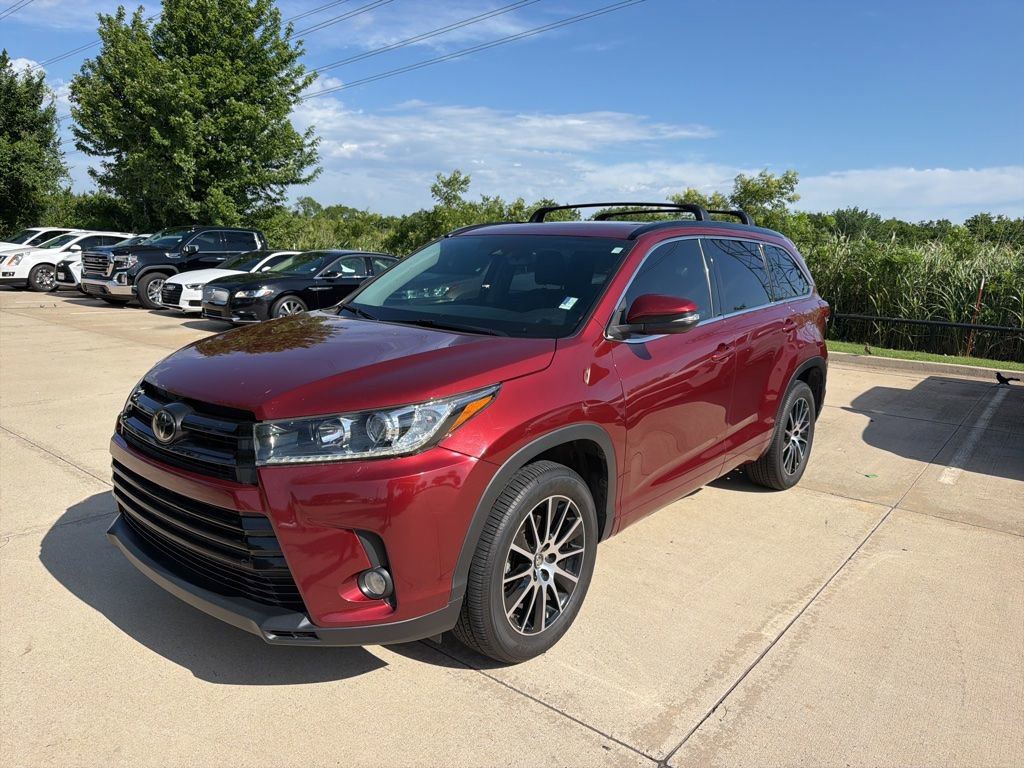Used 2018 Toyota Highlander SE FWD image 1