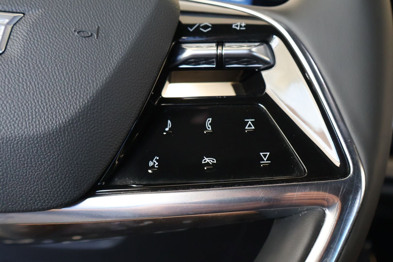 Certified 2026 Cadillac Vistiq Premium Luxury w/ LPO, Floor Liner Package AWD/4WD image 23