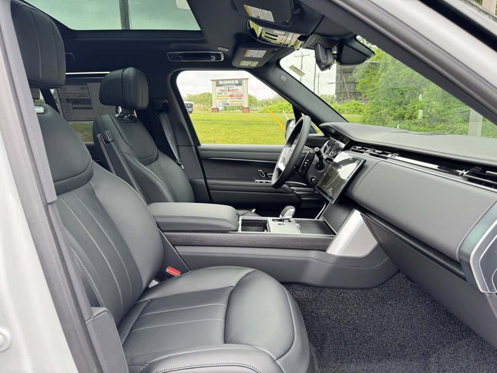 New 2025 Land Rover Range Rover SE image 28
