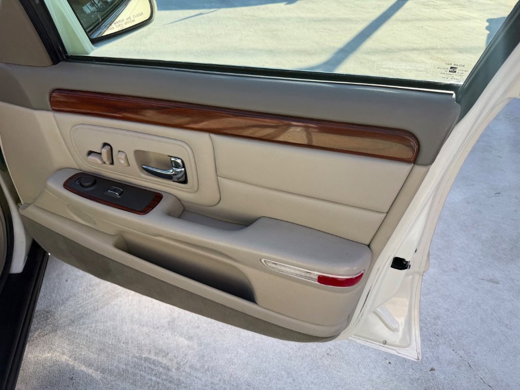 Used 1999 Cadillac De Ville Base image 14