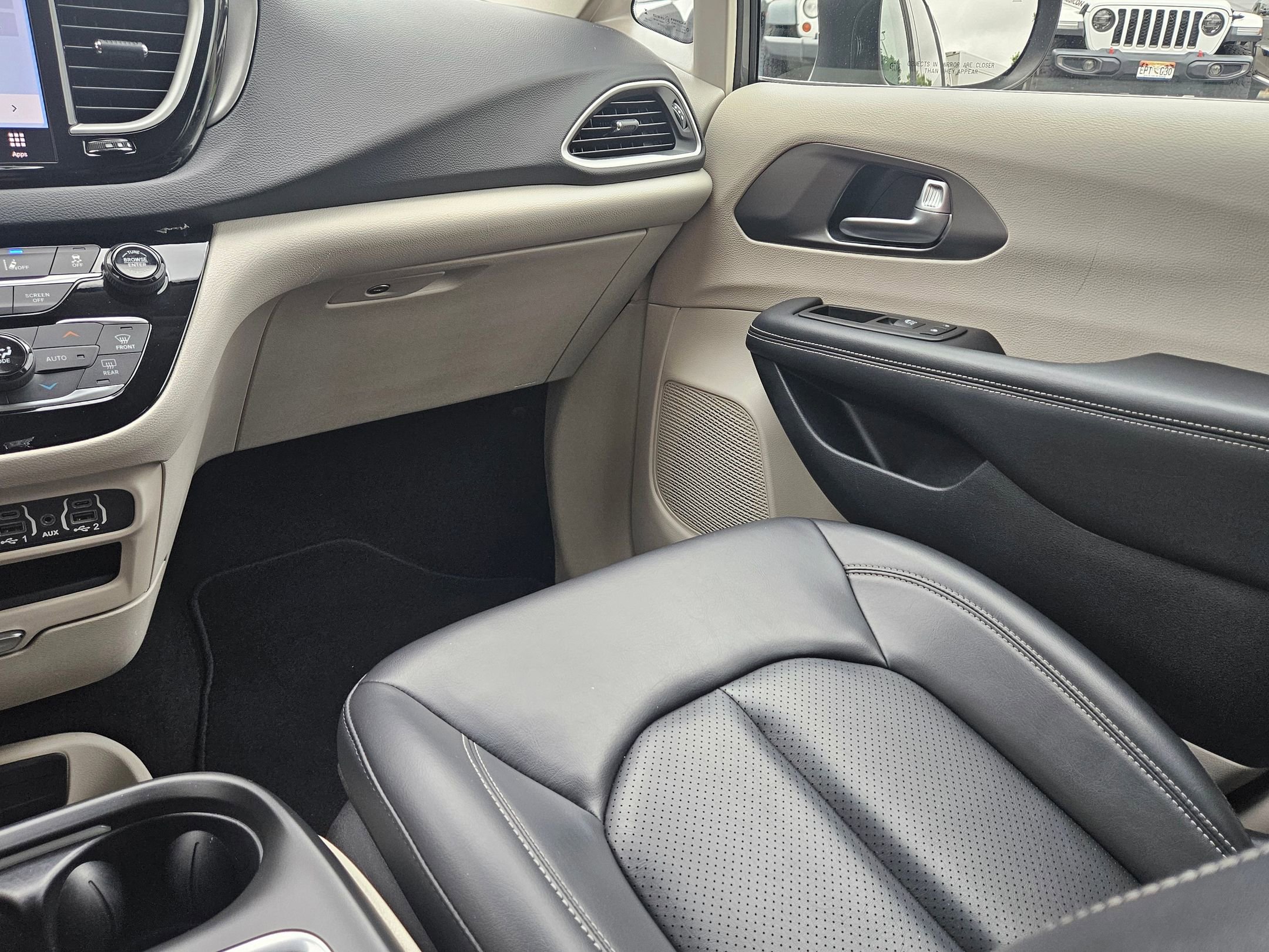 Used 2023 Chrysler Pacifica Touring-L image 11