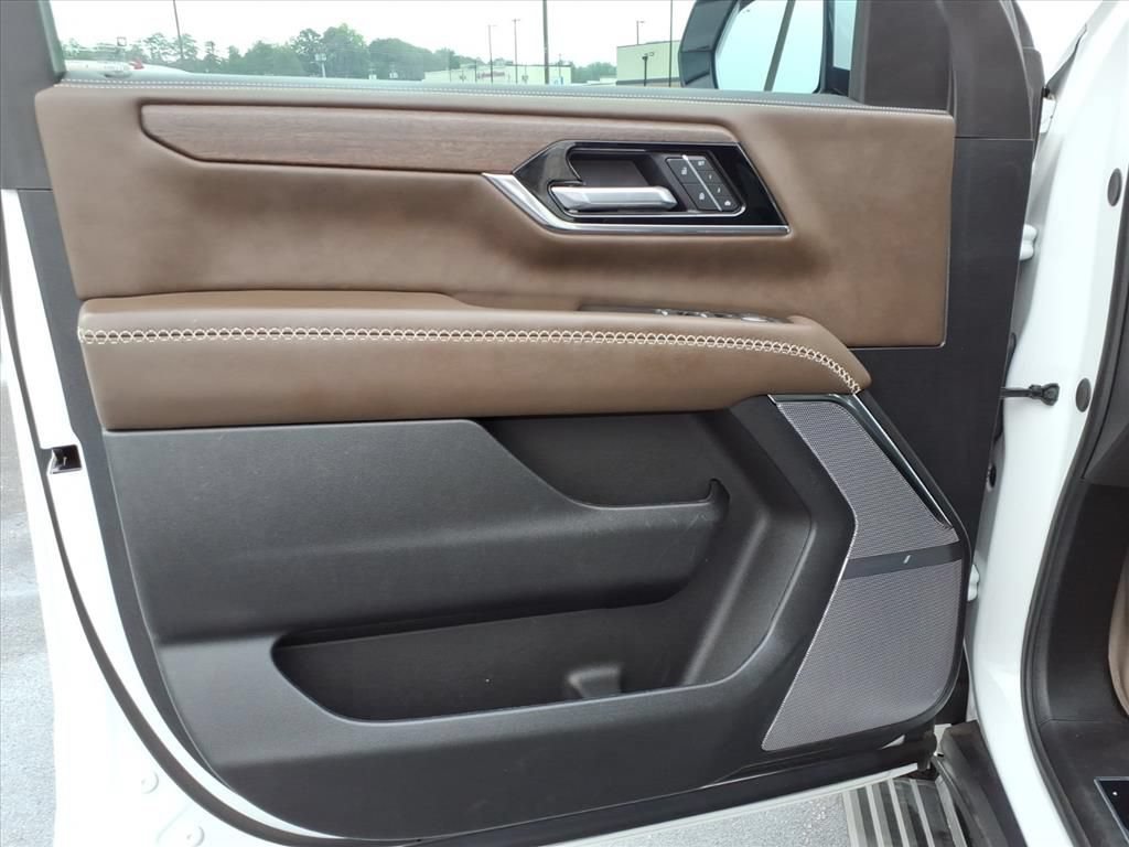 Used 2025 GMC Yukon Denali Ultimate w/ LPO, Floor Liner Package AWD/4WD image 5
