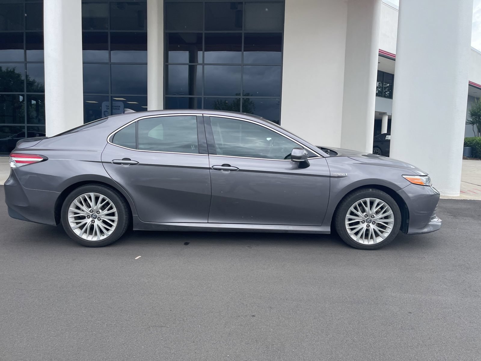 Used 2019 Toyota Camry XLE w/ Sunroof Package FWD image 5