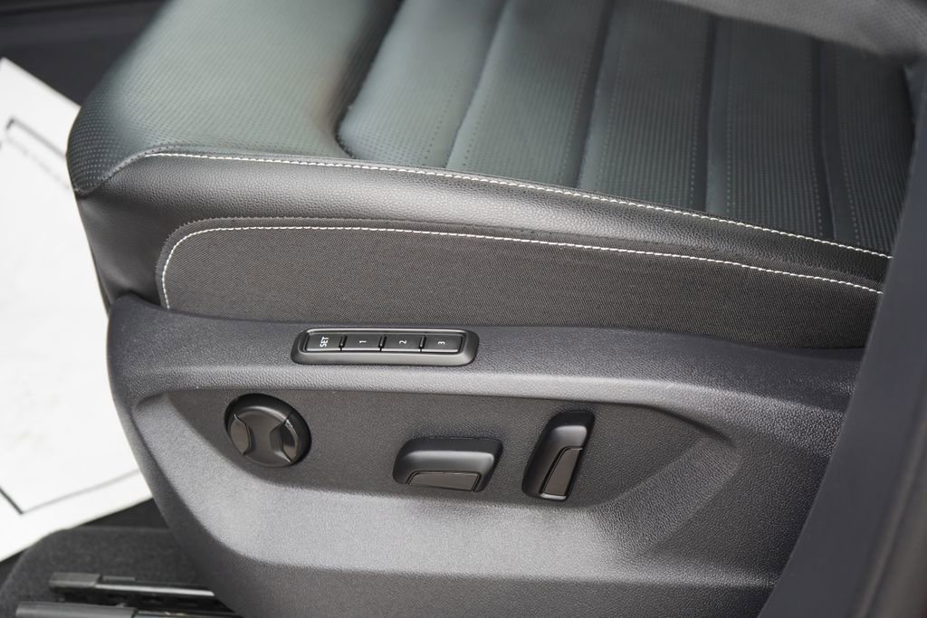 Used 2025 Volkswagen Atlas Cross Sport SEL R-Line image 17