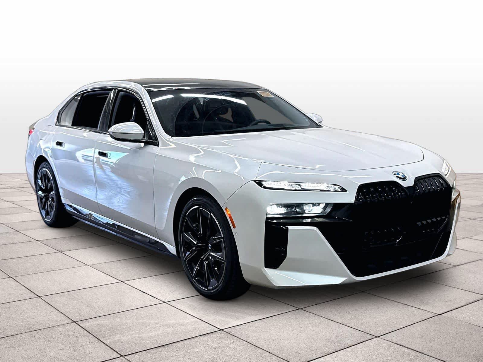 Used 2023 BMW i7 xDrive60 w/ Executive Package 2 AWD/4WD image 2