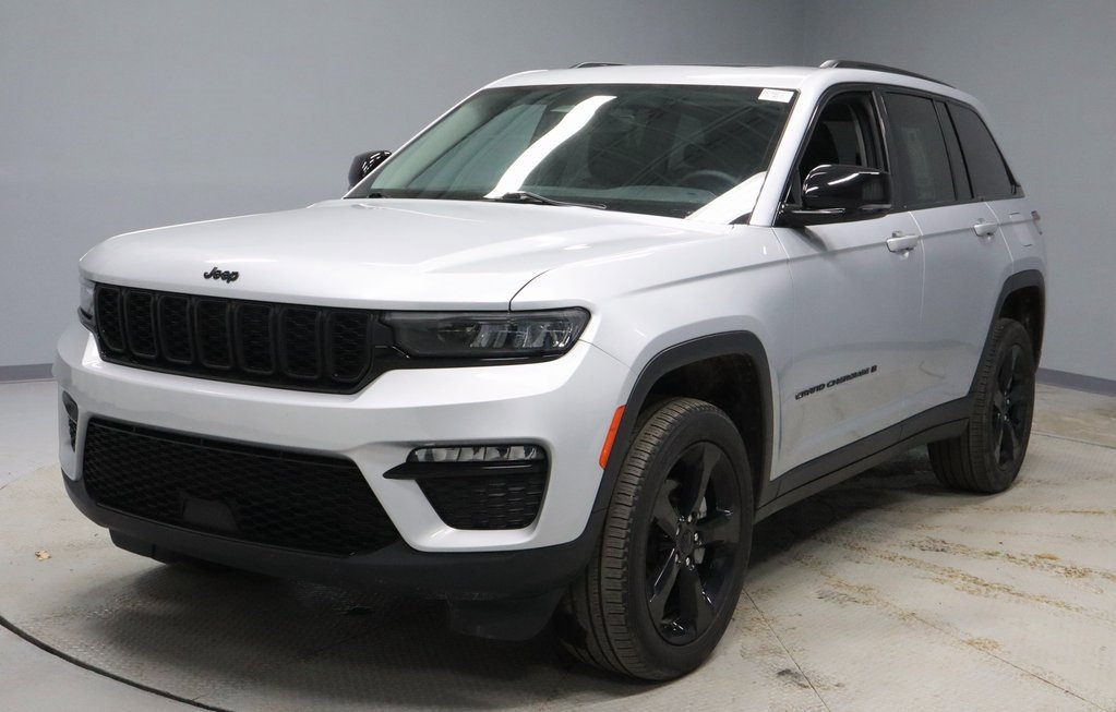 Used 2023 Jeep Grand Cherokee Limited w/ Black Appearance Package image 7
