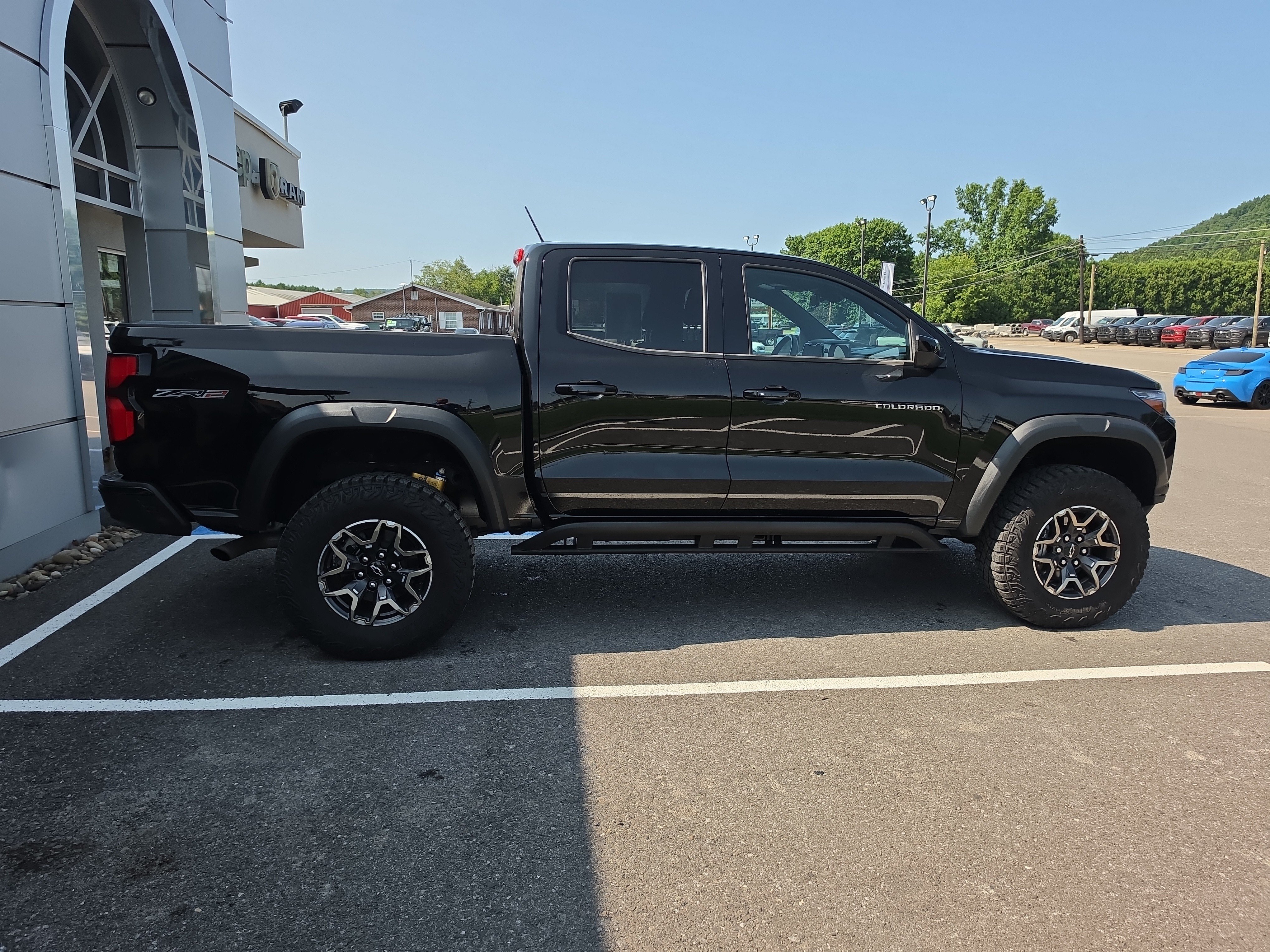Used 2024 Chevrolet Colorado ZR2 w/ Technology Package AWD/4WD image 2