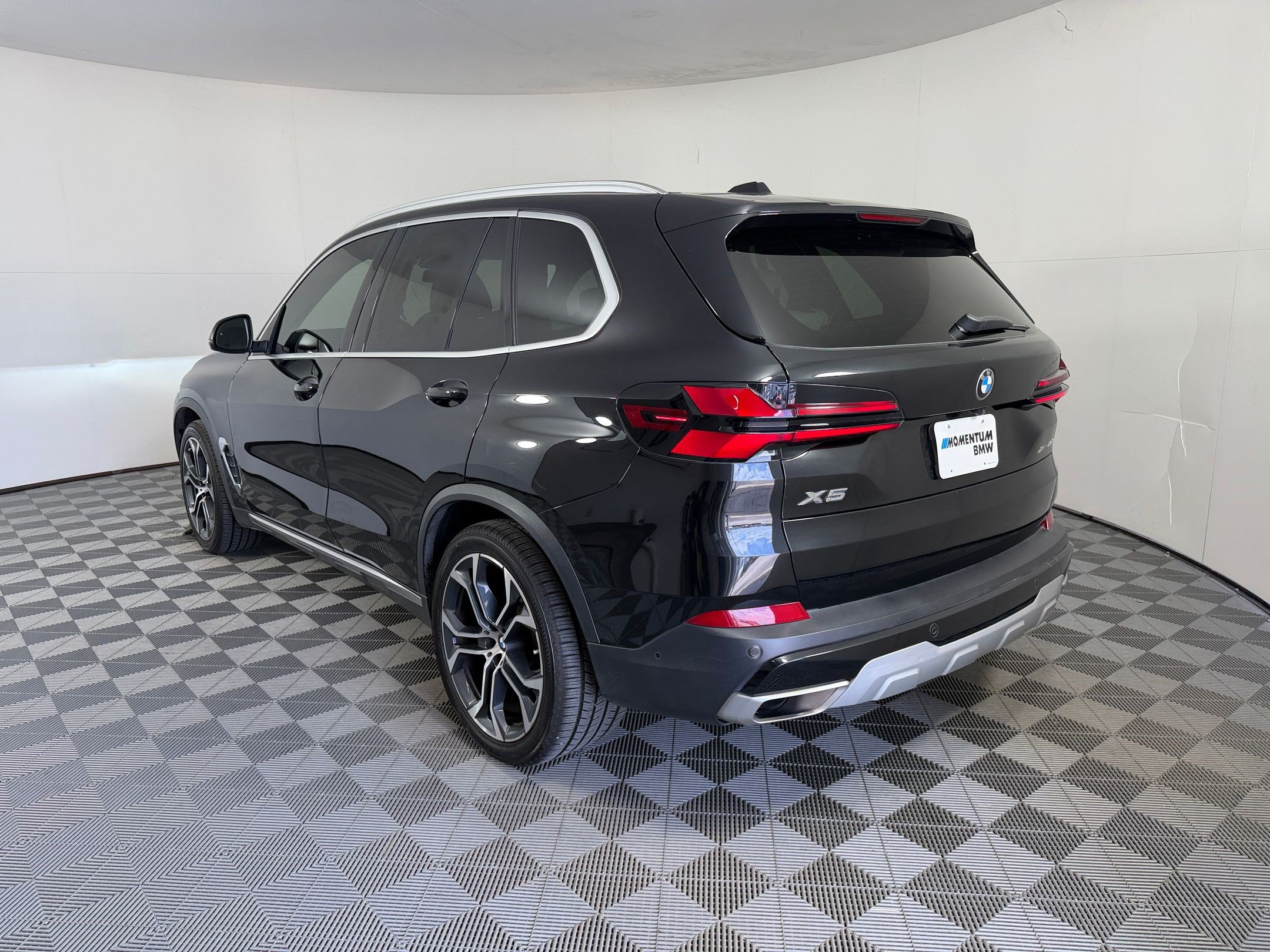 Used 2024 BMW X5 xDrive40i w/ Premium Package AWD/4WD image 3