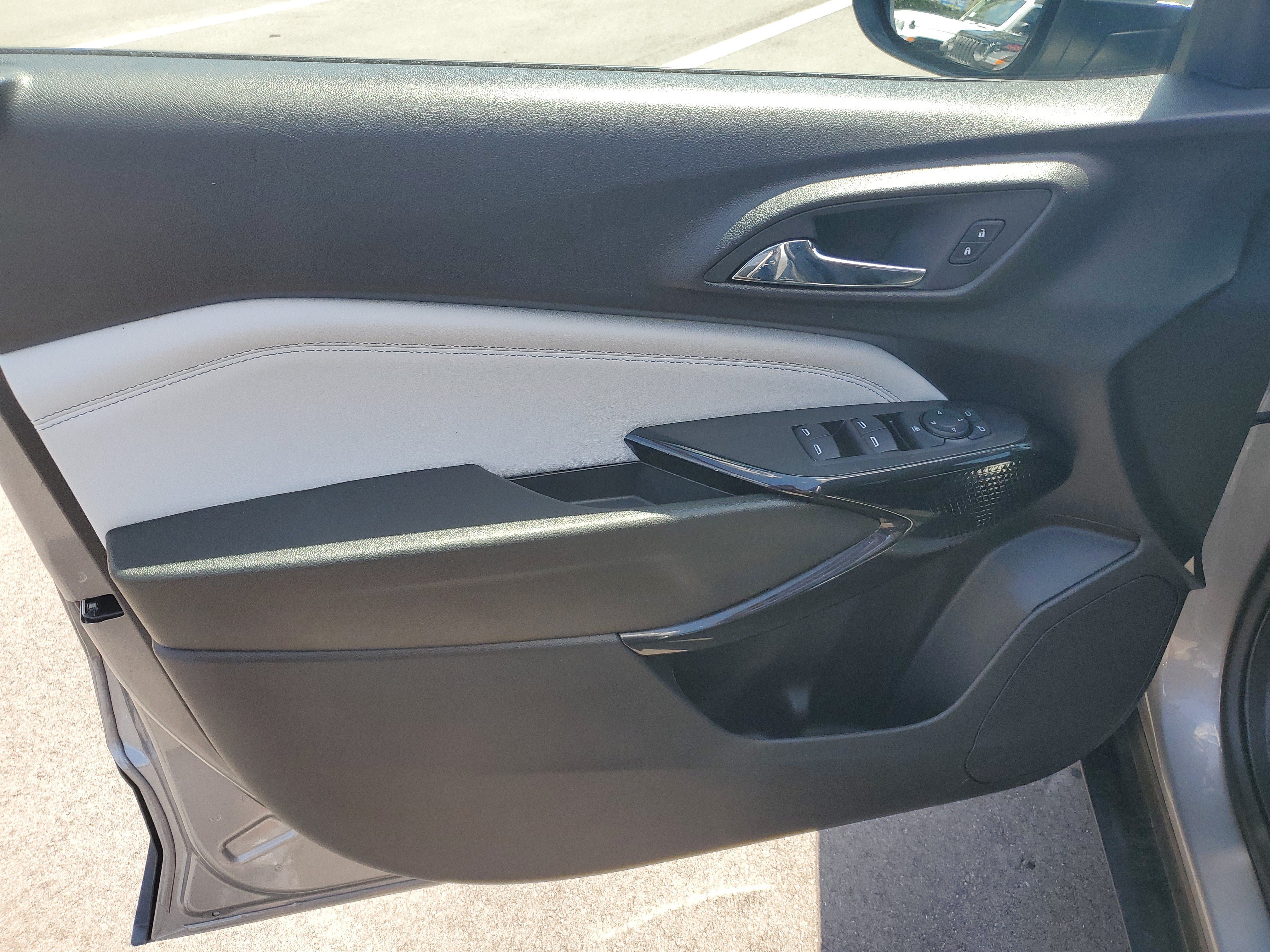 Used 2025 Chevrolet Trax LT FWD image 9