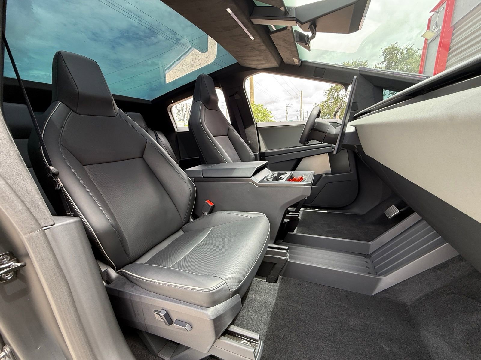 Used 2025 Tesla Cybertruck AWD Crew Cab image 24