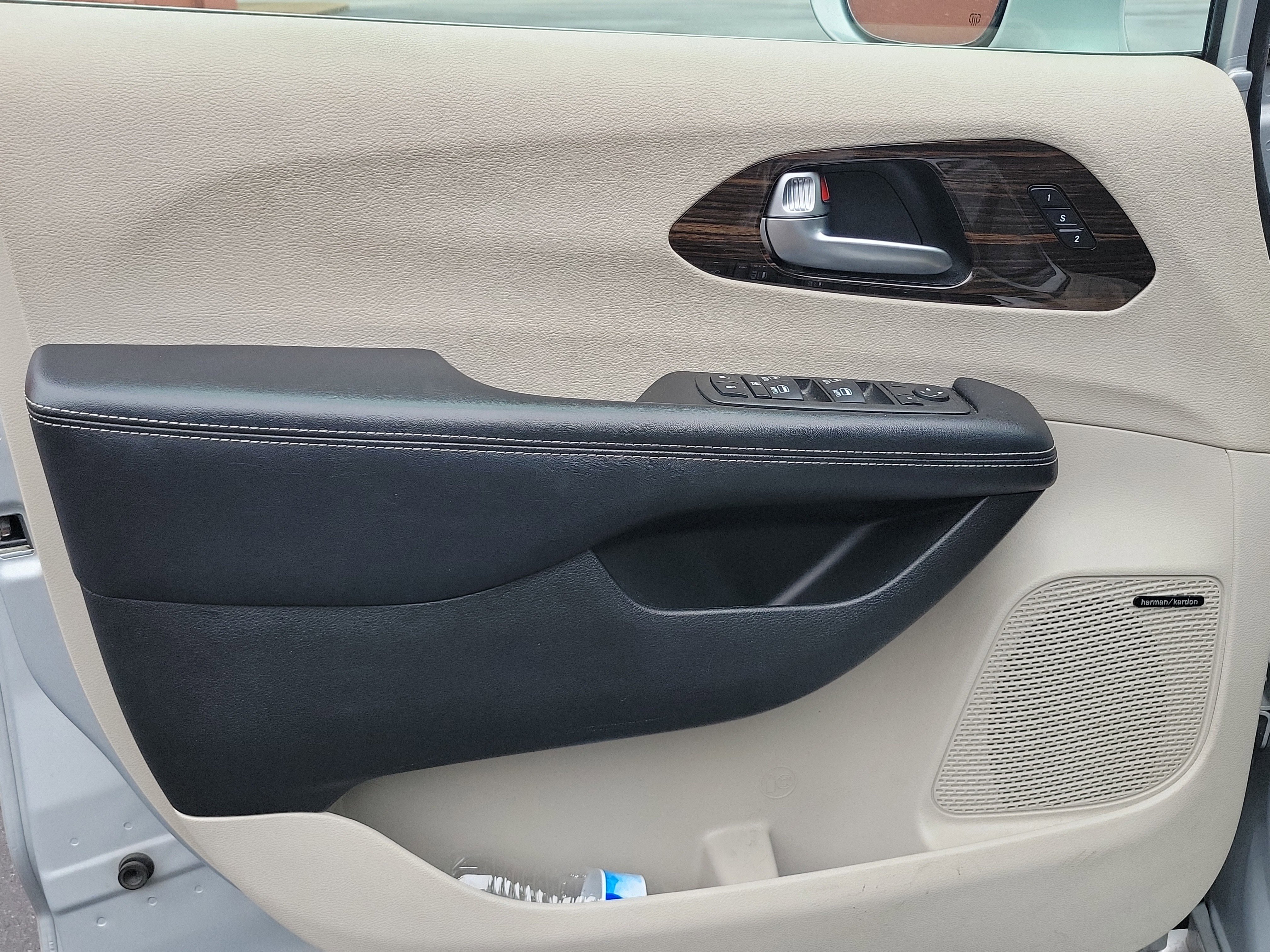 Used 2022 Chrysler Pacifica Limited w/ Uconnect Theater Family Group image 18