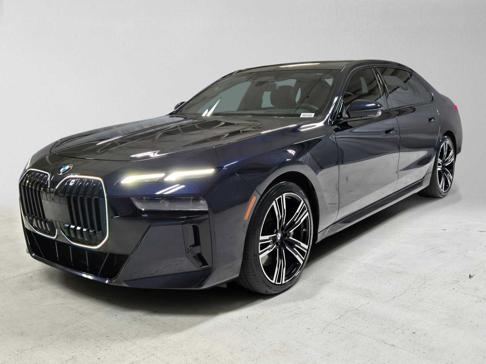 Used 2024 BMW 760i xDrive AWD/4WD image 7