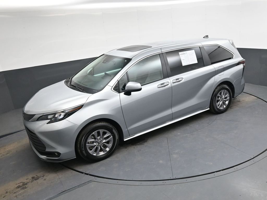 Used 2025 Toyota Sienna XLE image 34