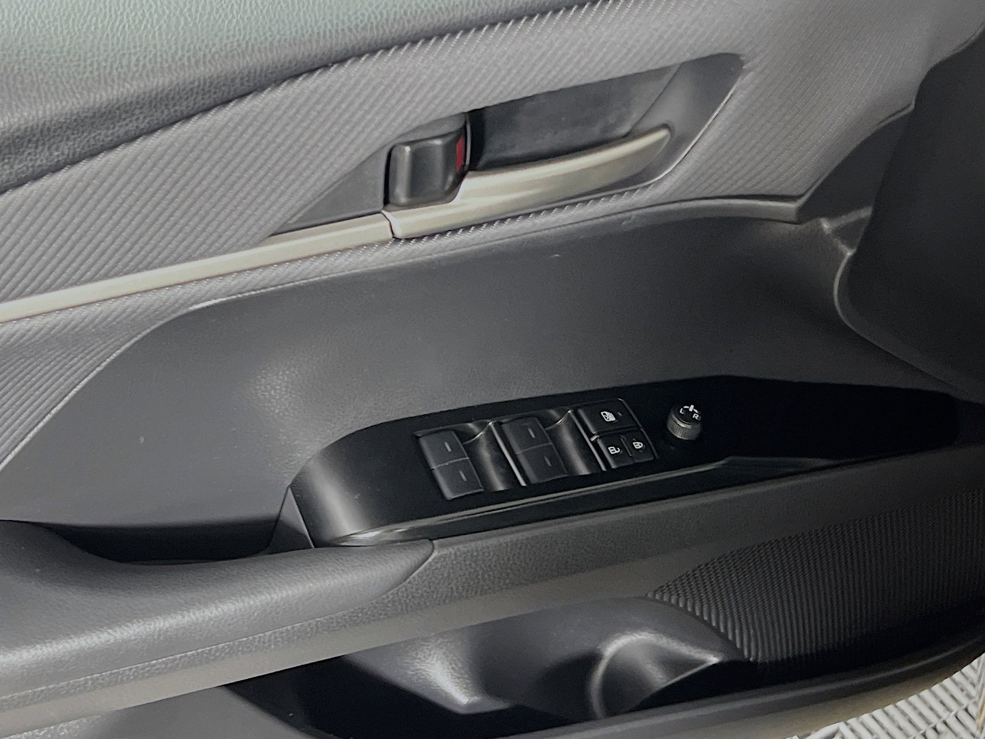 Used 2025 Toyota Camry SE w/ Multimedia Upgrade Package image 17