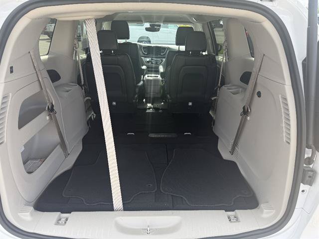 Used 2024 Chrysler Pacifica Touring-L FWD image 18