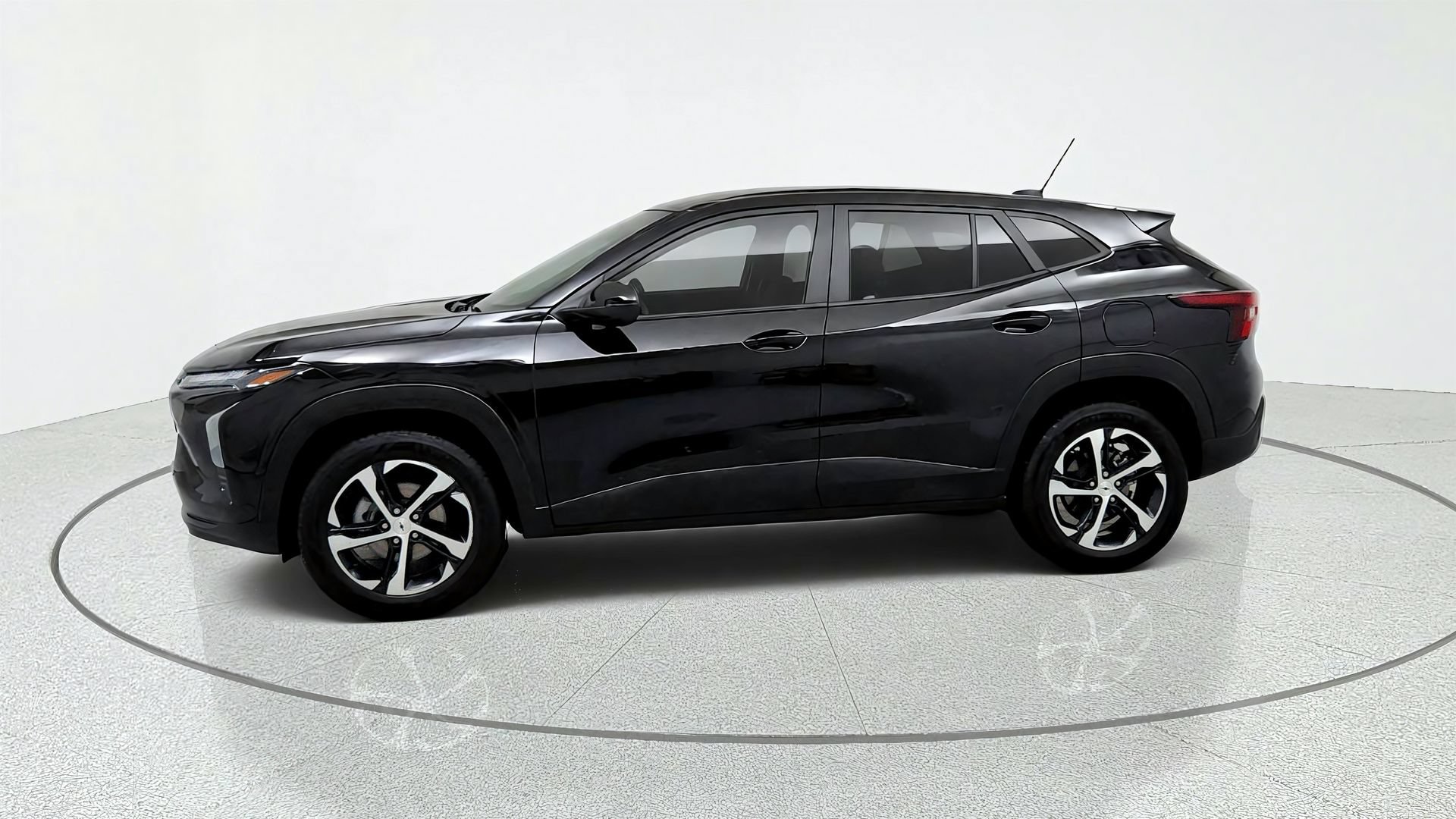 Used 2025 Chevrolet Trax RS FWD image 2