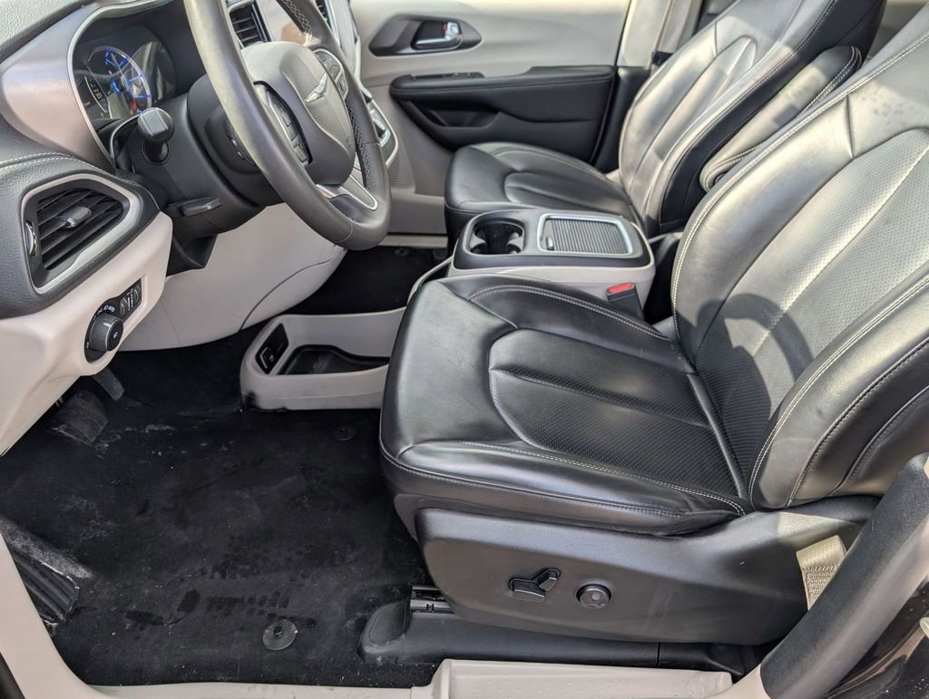 Used 2023 Chrysler Pacifica Touring-L image 21