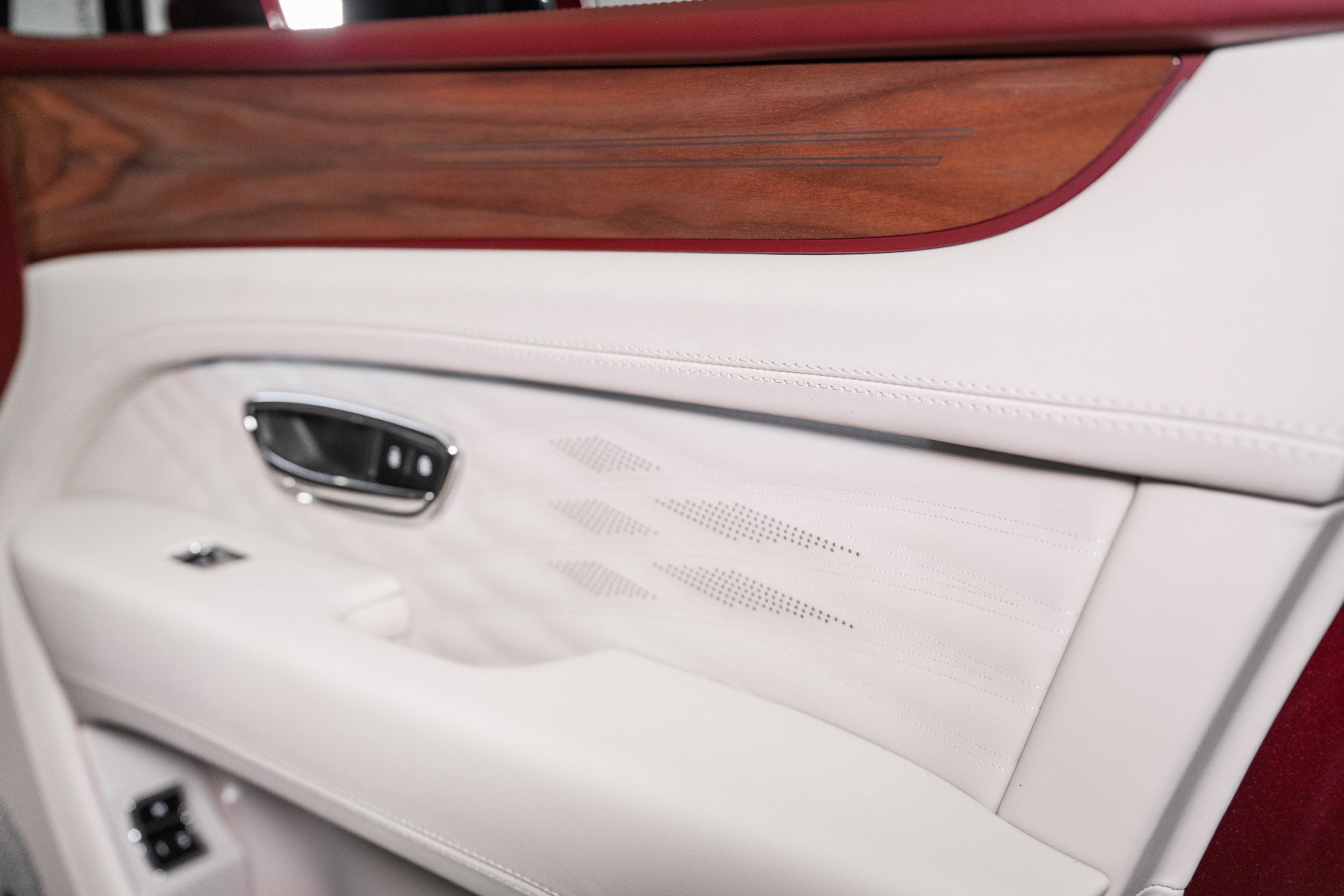 New 2025 Bentley Bentayga image 57