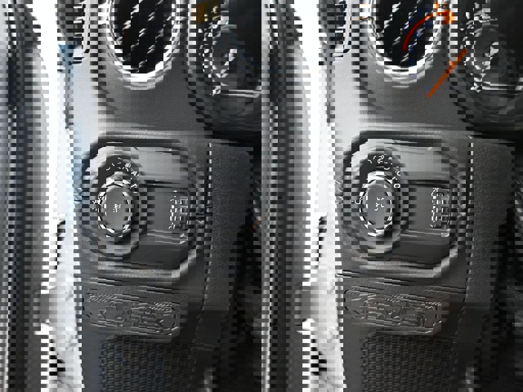 New 2024 Jeep Wrangler Unlimited Sahara w/ Technology Group image 14