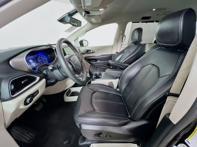 Used 2024 Chrysler Pacifica Touring-L FWD image 10