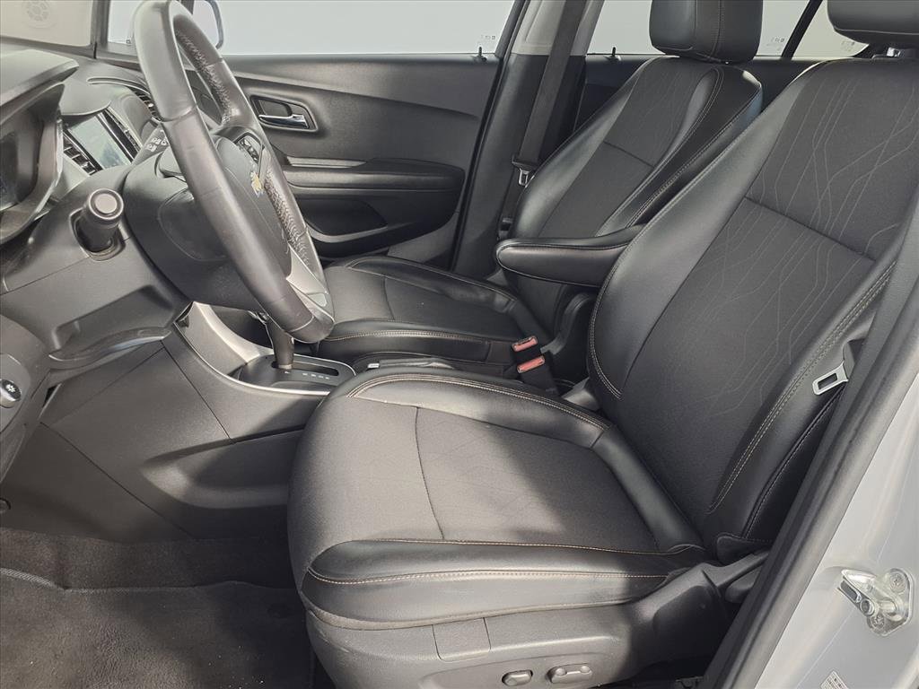 Used 2020 Chevrolet Trax LT w/ LT Convenience Package image 16
