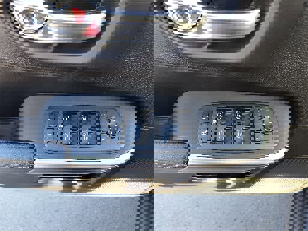 Used 2019 Jeep Cherokee Latitude Plus w/ Comfort/Convenience Group image 13