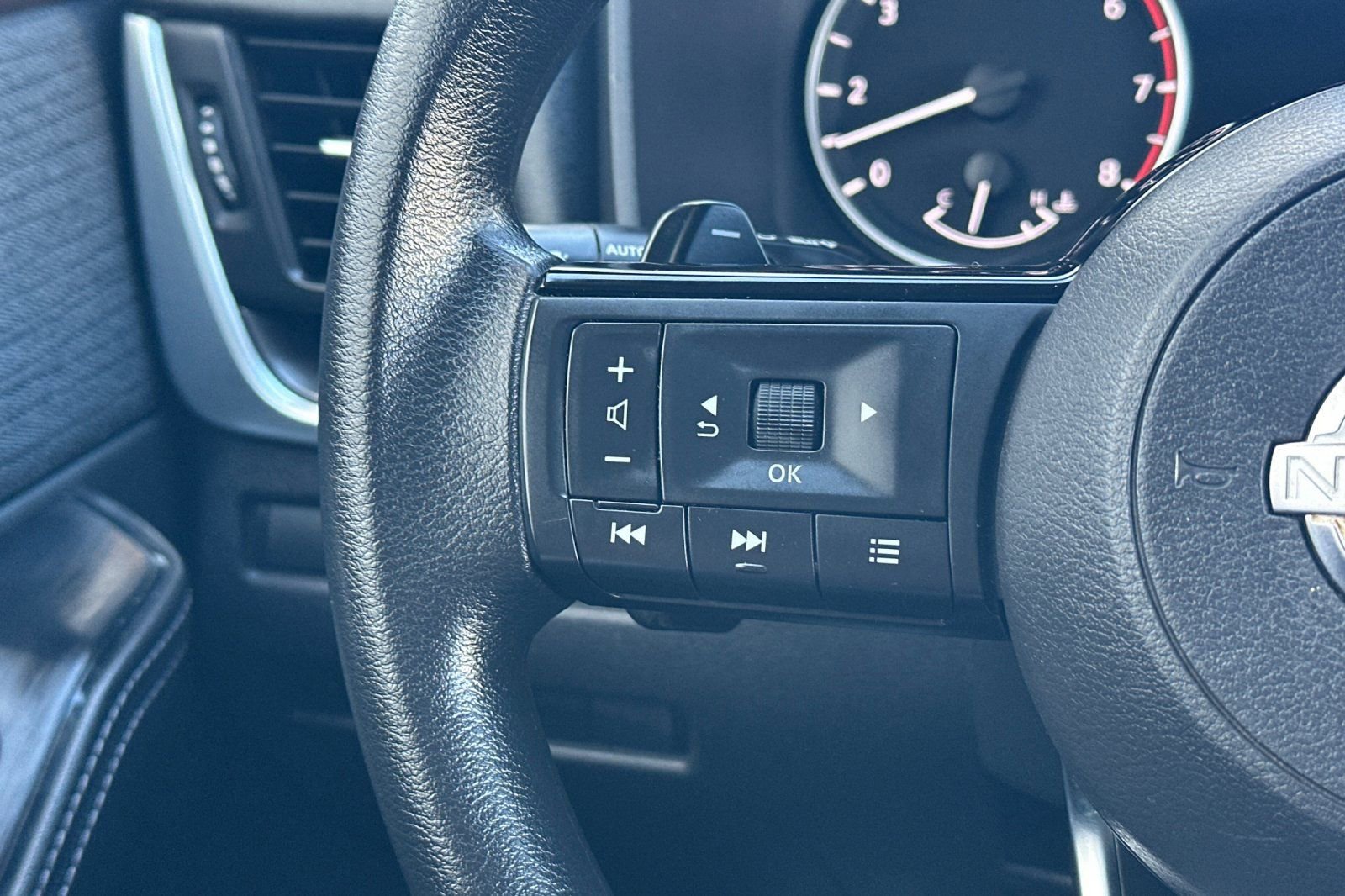 Certified 2023 Nissan Rogue SV image 27