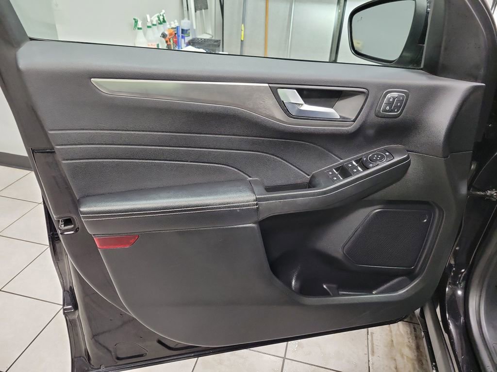 Used 2022 Ford Escape Titanium image 40