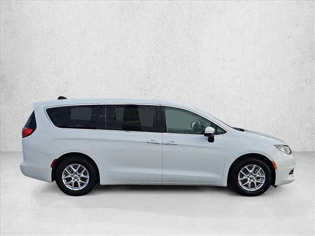Used 2022 Chrysler Voyager LX FWD image 4