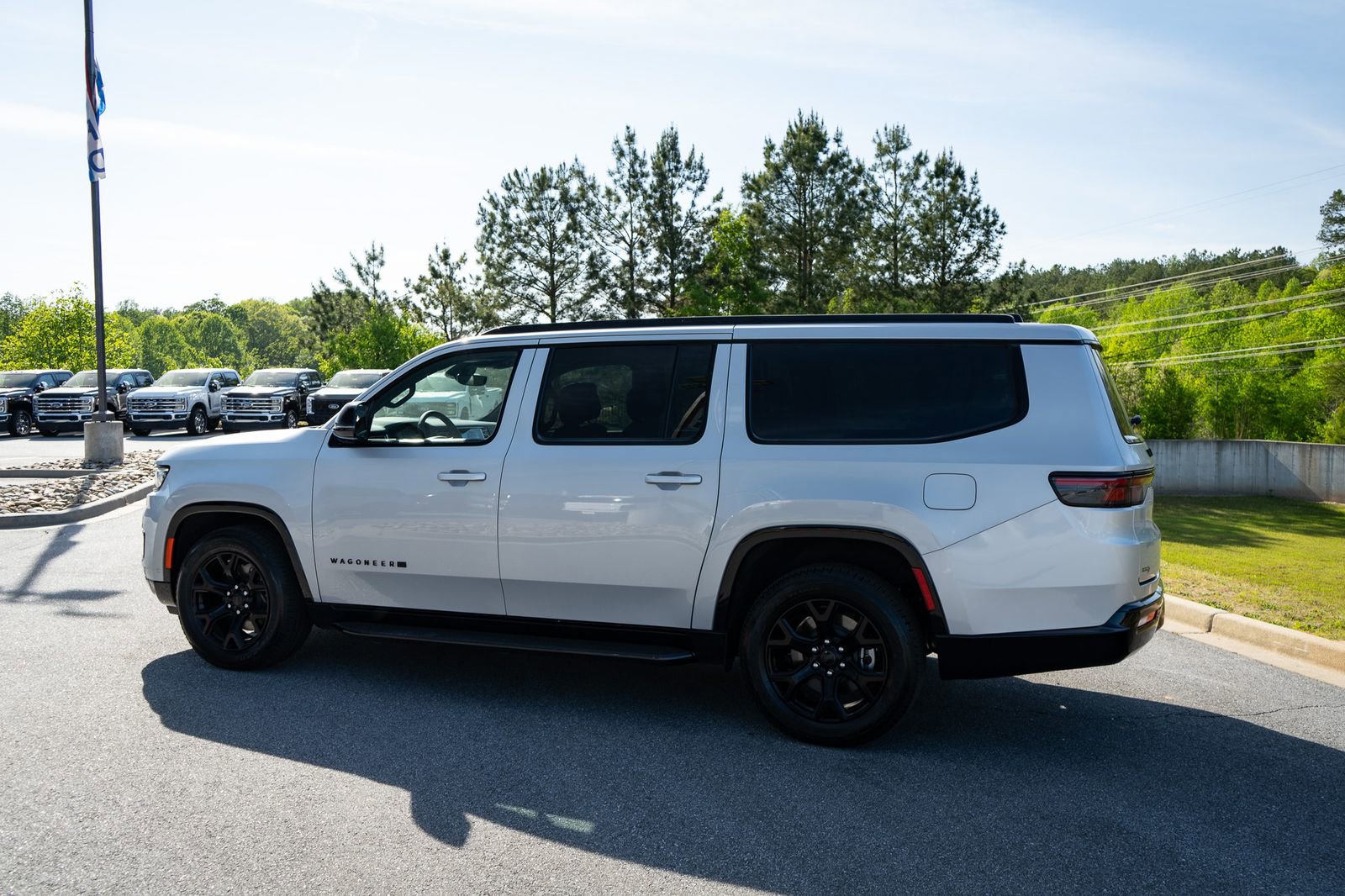 Used 2025 Jeep Wagoneer L Series II AWD/4WD image 7