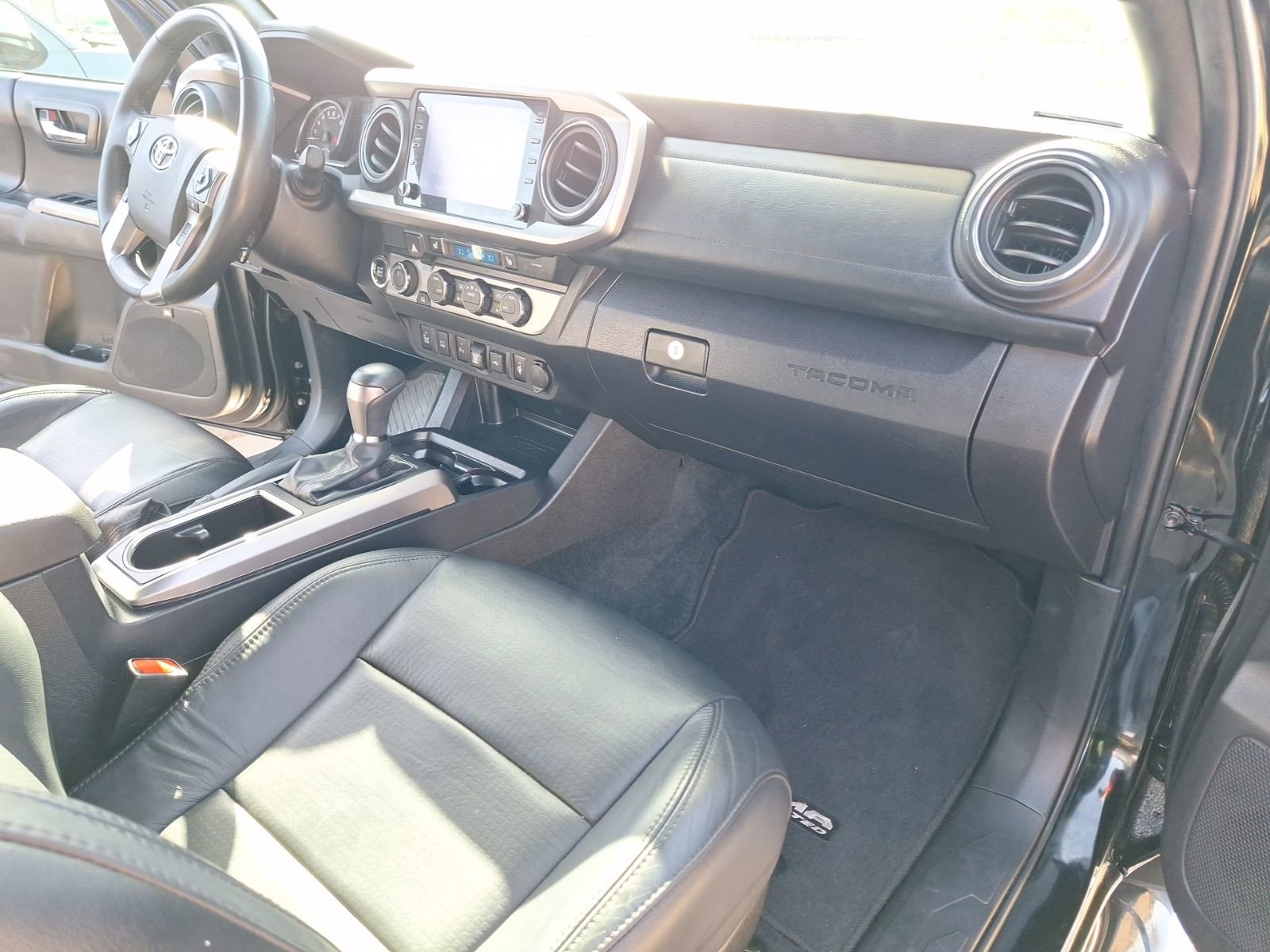 Used 2022 Toyota Tacoma Limited image 25