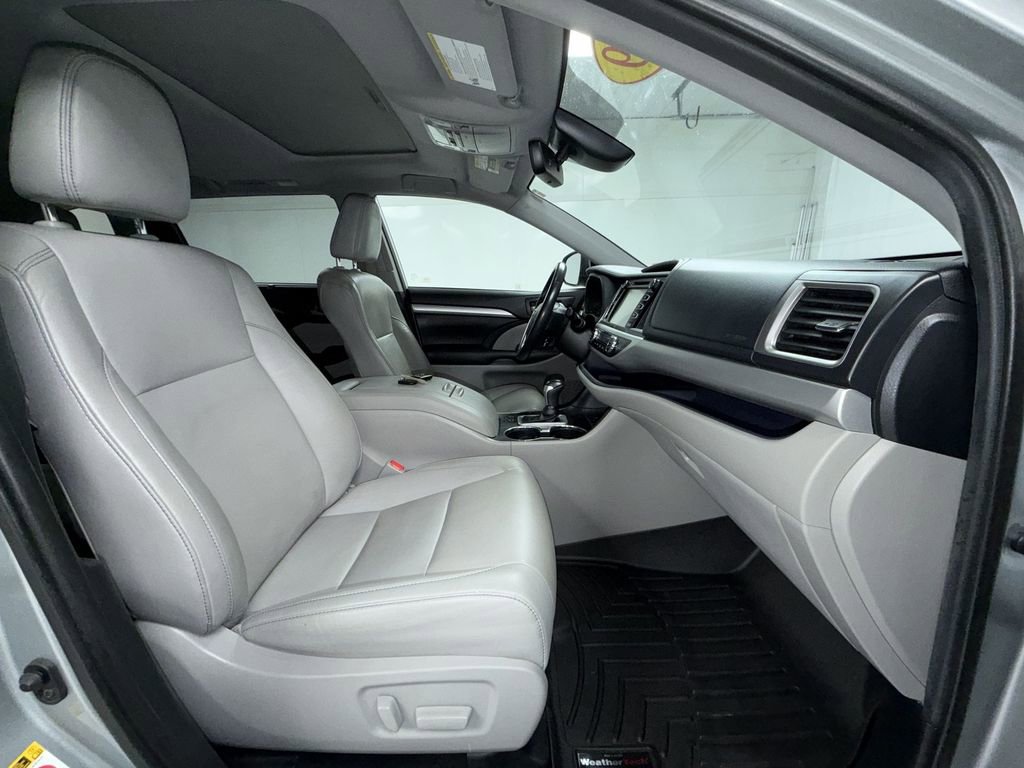 Used 2019 Toyota Highlander XLE image 11
