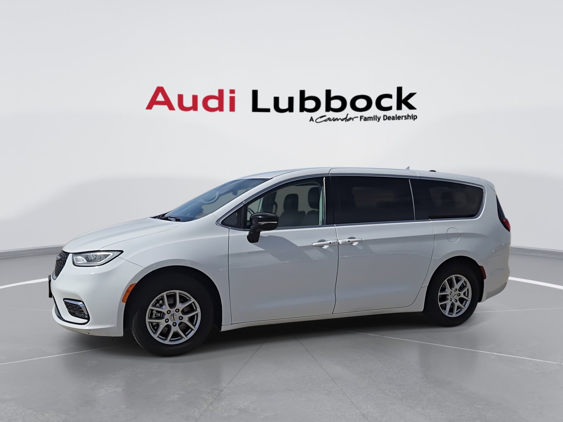 Used 2024 Chrysler Pacifica Touring-L FWD image 5